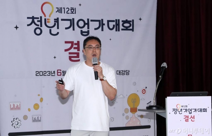 22일 서울 마포구 서울창업허브에서 열린 &#039;제12회 청년기업가대회 결선&#039;에서 소셜러스가 발표를 하고 있다. /사진=김휘선 기자 hwijpg@
