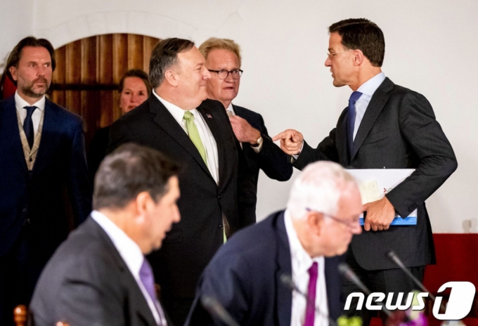 (헤이그 AFP=뉴스1) 우동명 기자 = 마이크 폼페이오 미국 국무장관이 2019년 6월 3일(현지시간) 헤이그에서 열린 CEO 라운드 테이블에 마르크 뤼터 네덜란드 총리와 참석해 얘기를 하고 있다. (C) AFP=뉴스1