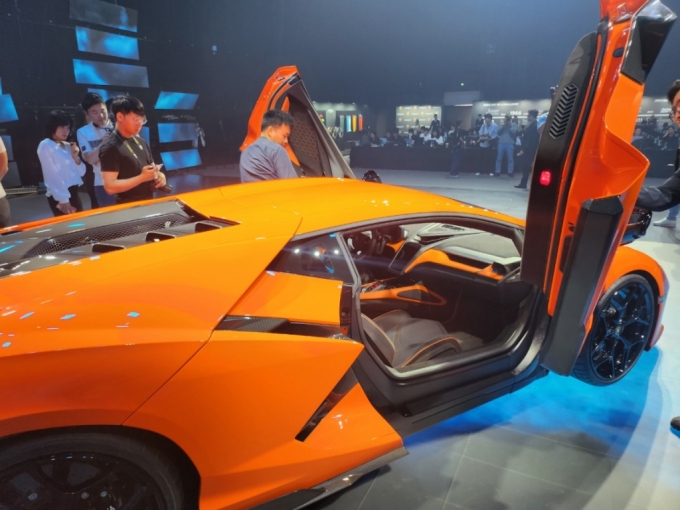 제로백 2.5초…람보르기니 첫 PHEV '레부엘토' 공개 - 머니투데이 제로백 2.5초…람보르기니 첫 Phev '레부엘토' 공개 - 머니투데이