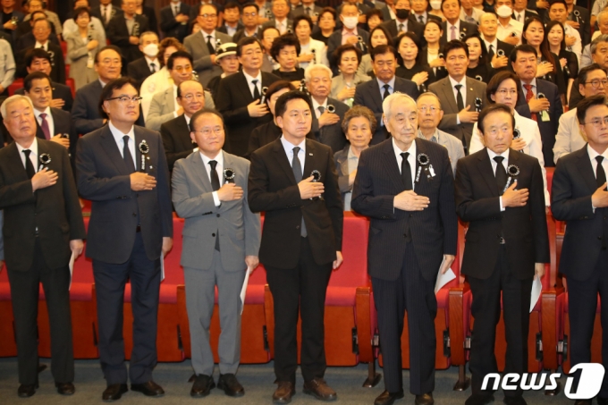 (서울=뉴스1) 임세영 기자 = 김기현 국민의힘 대표와 윤재옥 원내대표 및 참석자들이 23일 오후 서울 여의도 국회도서관 대강당에서 열린 김종필 전 총리 5주기 추도식에서 국민의례를 하고 있다. 2023.6.23/뉴스1 Copyright (C) 뉴스1. All rights reserved. 무단 전재 및 재배포 금지.