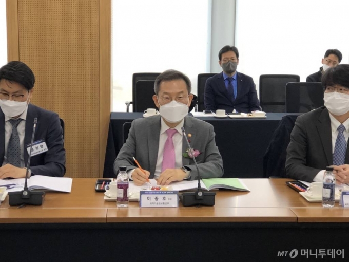 이종호 과학기술정보통신부 장관이 지난해 12월 경기도 성남시 분당구 경기창조경제혁신센터에서 열린 'AI 반도체 최고위 전략대화'에 참석해 인사말을 하고 있다. /사진=과기정통부