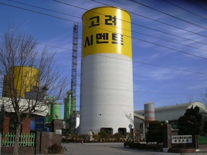 전남 장성에 고려시멘트 생산 공장. 지난 13일 고려시멘트가 환경 투자 부담에 경영이 악화해 공장 폐쇄를 결정한 것이 뒤늦게 밝혀졌다./사진제공=한국시멘트협회.