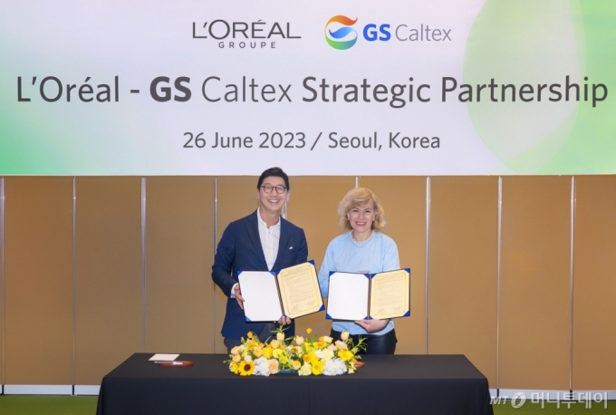 GS칼텍스가 지난 26일 서울 역삼동 GS타워에서 글로벌 뷰티기업인 로레알 그룹과 바이오 기반 화장품 원료 개발 및 공급에 대한 업무협약(MOU)을 체결했다. GS칼텍스 허세홍 사장(좌)과 로레알 바바라 라베르노스 수석 부사장(우) /사진제공=GS칼텍스