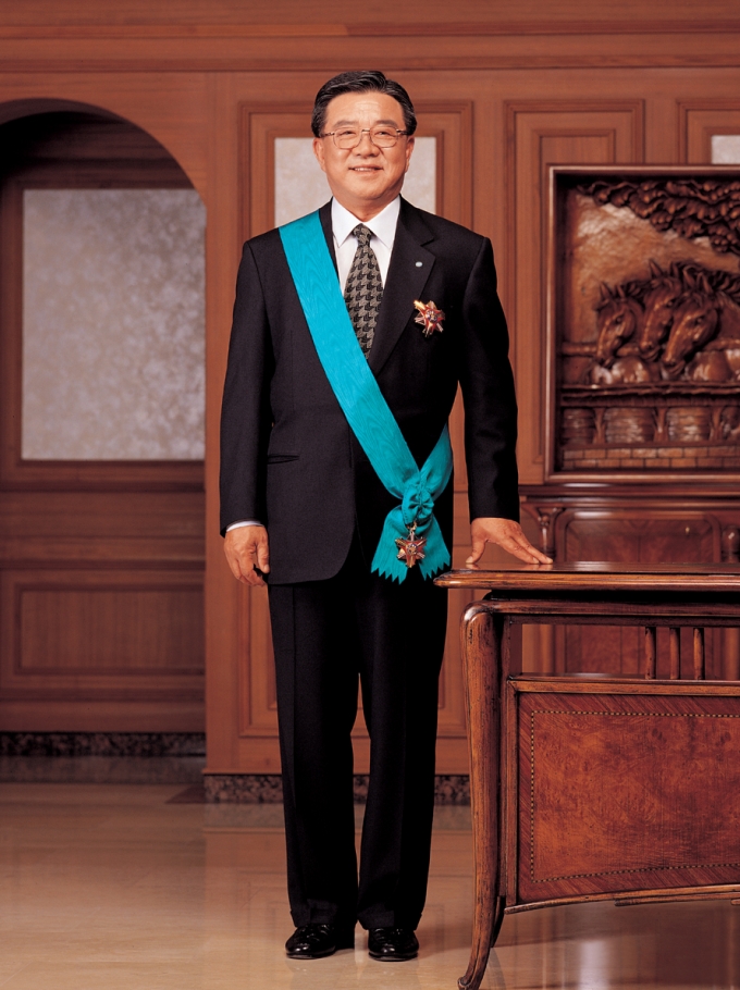 금탑산업훈장을 수여받은 안유수 에이스침대 회장/사진=에이스침대
