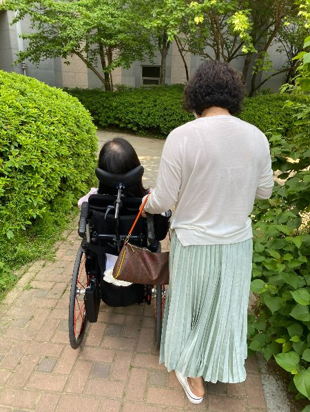 척수성근위축증 타입 1형 환자인 강연수씨와 그의 어머니./사진=남형도 기자