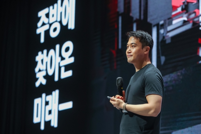 웨이브 김범진 대표가 투자설명회에서 설명하고 있다./사진제공=웨이브