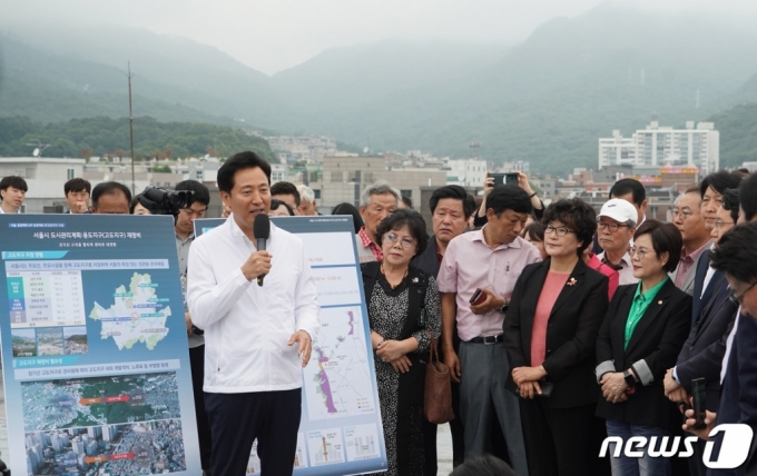 (서울=뉴스1) = 오세훈 서울시장이 30일 서울 도봉구 덕성여자대학교 차미리사기념관에서 북한산고도지구 현황 및 재정비 관련 질의응답을 하고 있다. (서울시 제공) 2023.6.30/뉴스1  Copyright (C) 뉴스1. All rights reserved. 무단 전재 및 재배포 금지.