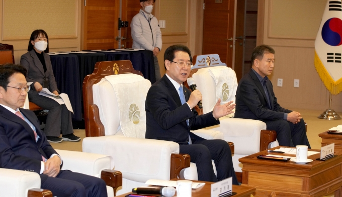 ▲지난 2월 14일 광주광역시청에서 열린 '전남·광주반도체 산업육성 상생협력' 업무협약식에서 김영록 전남지사가 인사말을 하고 있다/사진=전남도 제공
