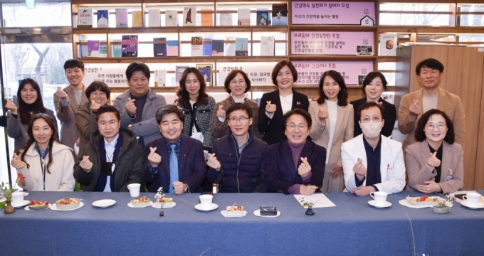 강기정 광주시장이 광주다움 통합돌봄 시행을 앞두고 광산구 늘행복마을건강센터에서 열린 정책소풍에 참석해 광주다움 통합돌봄 지원 사업 현황과 추진방안을 논의 한 뒤 기념촬영을 하고 있다/사진=뉴스1 제공