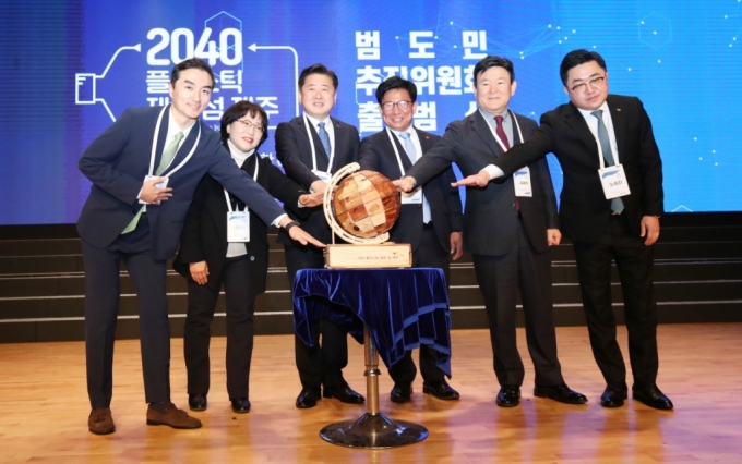 오영훈 제주지사와 김경학 제주도의회 의장, 김광수 제주교육감 등이 제주시 설문대여성문화센터에서 열린 2040 플라스틱 제로 섬 제주 범도민 추진위원회 출범식에서 기념촬영을 하고 있다./사진=뉴스1 제공