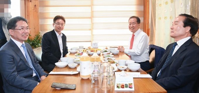 ▲대구경북통합신공항의 성공적인 건설을 위해 이철우 경북지사와 홍준표 대구시장, 김진열 군위군수, 김주수 의성군수가 5월 28일 오후 군위군에 있는 한 식당에서 간담회를 열었다./사진=경북도청 제공