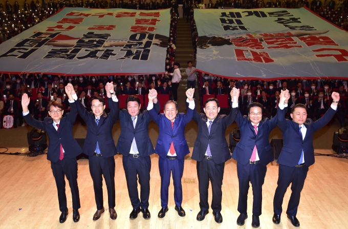 ▲지난 4월 17일 대구 북구 엑스코에서 열린 '대구경북 통합 신공항 특별법 통과 기념 직원조회'에서 홍준표 대구시장과 주호영 의원, 강대식 의원,김용판 의원을 비롯한 내빈이 축하 퍼포먼스를 했다/사진=뉴시스