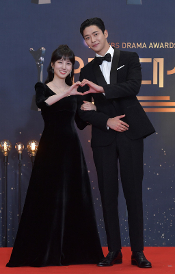 (서울=뉴스1) = 배우 박은빈, 로운(오른쪽)이 31일 온라인으로 진행된 '2021 KBS 연기대상'에 참석해 포즈를 취하고 있다. (KBS 제공) 2021.12.31/뉴스1