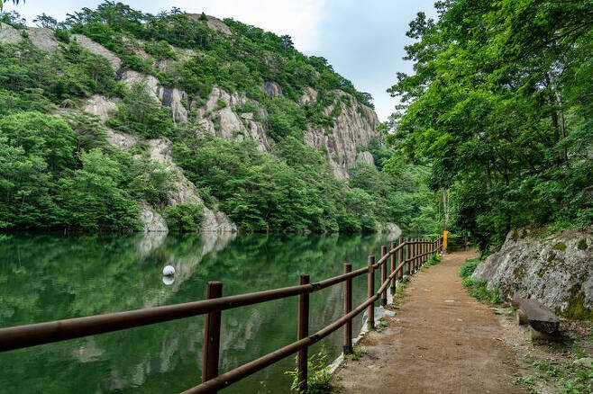물에 반영된 산을 곁에 두고 걷는 전북 부안 봉래구곡. 촬영 박산하. (사진=한국관광공사 제공) 
