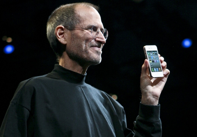 2010년 6월7일 스티브 잡스가 샌프란시스코에서 열린 세계개발자콘퍼런스에서 아이폰4를 소개하고 있다./AFPBBNews=뉴스1