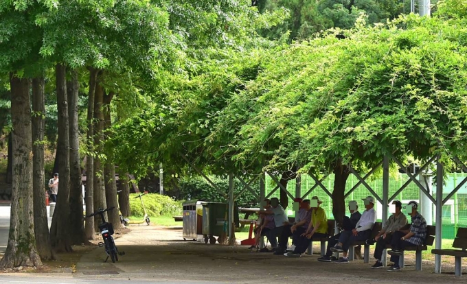 [대구=뉴시스] 이무열 기자 = 장맛비가 소강상태를 보이며 더위가 찾아온 27일 오후 대구 북구 경북대학교에서 어르신들이 벤치에 앉아 휴식을 취하고 있다. 2023.06.27.