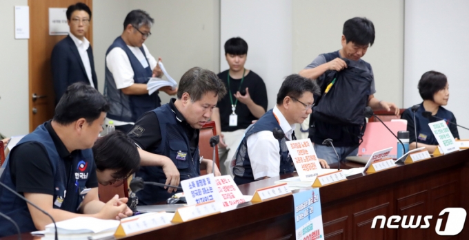 (세종=뉴스1) 김기남 기자 = 최저임금법에 따른 법정 심의 기한인 29일 세종시 정부세종청사에서 열린 최저임금위원회의 제9차 전원회의에 지난 8차회의에 불참 했던 근로자위원들이 입장하여 자리를 정돈하고 있다. 2023.6.29/뉴스1 Copyright (C) 뉴스1. All rights reserved. 무단 전재 및 재배포 금지.
