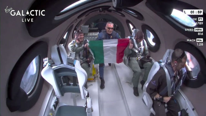 /사진=뉴시스, 우주관광 기업 버진 갤럭틱이 29일(현지 시간) 미국 뉴멕시코주의 스페이스포트에서 첫 고객들을 우주선에 태우고 우주비행을 성공적으로 마치면서 새로운 이정표를 세웠다. 출처: Youtube/ Virgin Galactic *재판매 및 DB 금지