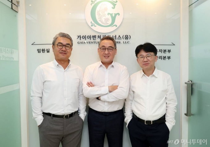 가이아벤처파트너스의 김학윤 대표(가운데)와 임정훈 부사장(왼쪽), 이동준 투자본부장(오른쪽) /사진=김휘선 기자 hwijpg@