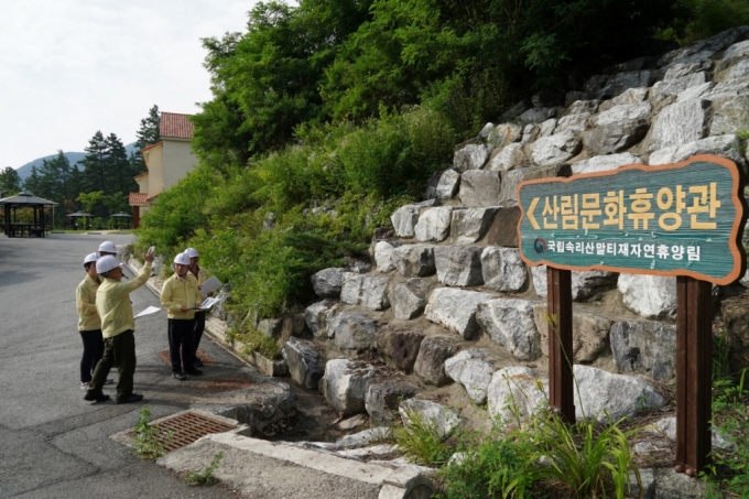 남성현 산림청장(사진 오른쪽 첫번째)이 2일 오후 충북 보은군 국립속리산말티재자연휴양림에서 집중호우 대비 시설물 안전 점검을 펼치고 있다./사진제공=산림청