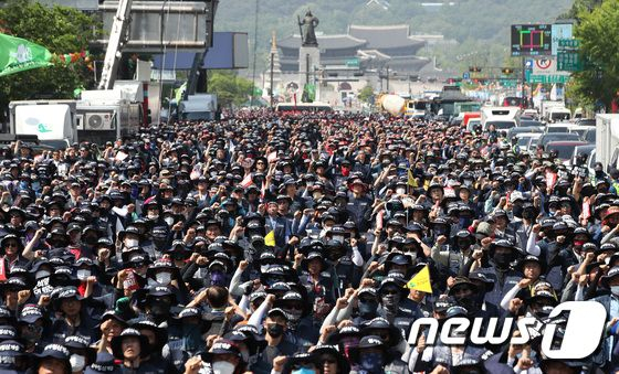 지난 16일 서울 중구에서 민주노총 건설노조 조합원들이 노숙을 하고 있다. 건설노조는 1박2일 상경집회를 열고 최근 분신해 사망한 건설노조 소속 간부 고 양회동 씨와 관련해 노조 탄압 중단과 강압수사 책임자 처벌, 정부의 공식 사과 등을 요구했다./사진=뉴시스