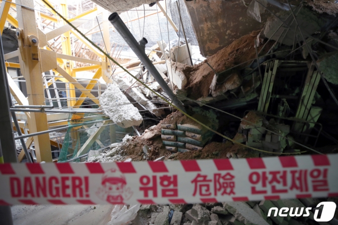 (인천=뉴스1) 정진욱 기자 = 원희룡 국토교통부 장관이 2일 인천시 서구 검단의 한 아파트 지하주차장 슬래브 붕괴 현장을 찾았다. 이곳은 지난달 29일 지하주차장 지붕 구조물이 무너지는 사고가 발생했다. 2023.5.2/뉴스1  Copyright (C) 뉴스1. All rights reserved. 무단 전재 및 재배포 금지.