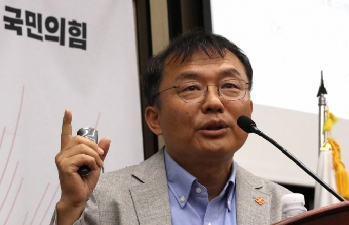 [서울=뉴시스] 전진환 기자 = 민경우 대안연대 대표가 3일 오후 서울 여의도 국회에서 열린 국민의힘 의원총회에 참석해 '괴담과 선동의 실체'를 주제로 강연을 하고 있다. 2023.07.03.