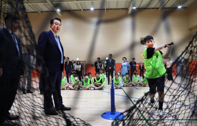 윤석열 대통령이 방과 후 돌봄·교육 프로그램인 '늘봄학교' 참관을 위해 3일 경기도 수원 팔달구 수원초등학교를 방문해 티볼 교실을 참관하고 있다. (대통령실통신사진기자단) /사진=뉴시스