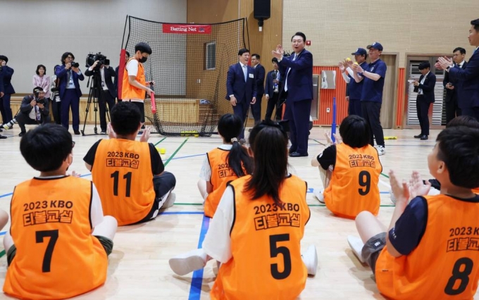 윤석열 대통령이 방과 후 돌봄·교육 프로그램인 '늘봄학교' 참관을 위해 3일 경기도 수원 팔달구 수원초등학교를 방문해 티볼 교실을 참관하고 있다. (대통령실통신사진기자단) /사진=뉴시스