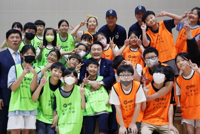 윤석열 대통령이 방과 후 돌봄·교육 프로그램인 '늘봄학교' 참관을 위해 3일 경기도 수원 팔달구 수원초등학교를 방문해 티볼 교실을 참관한 뒤 학생들과 기념촬영하고 있다. (대통령실통신사진기자단) /사진=뉴시스