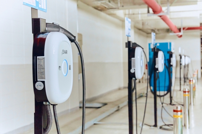 전기차 충전 솔루션 기업 에바가 지난 5월 출시한 화재감지 솔루션을 탑재한 완속충전기 Smart EV Charger 2.0가 경기도 성남시 소재 경기기업성장센터 지하주차장에 설치된 현장/사진제공=에바
