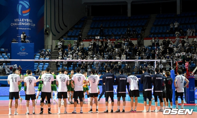 한국 남자배구 국가대표팀이 지난해 서울 잠실학생체육관에서 열린 2022 FIVB 챌린저컵에서 관중들에게 인사하고 있다. 