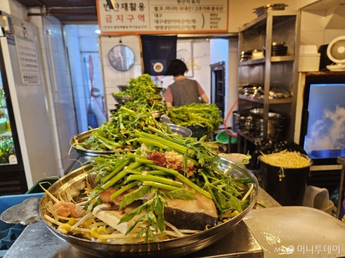 6일 오전 서울 용산구 한강로1가 '삼각지 대구탕 골목'의 ㅇ대구탕본점 직원들이 점심 장사를 준비 중이다. /사진=정세진 기자 