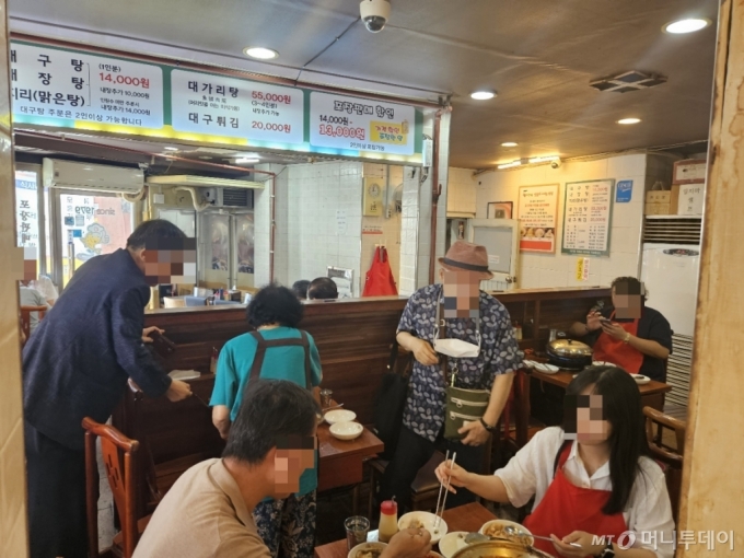 6일 점심 서울 용산구 한강로1가 '삼각지 대구탕 골목'의 ㅇ대구탕본점에서 손님들이 식사 중이다. /사진=정세진 기자 