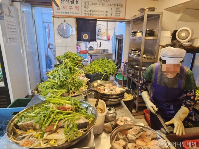 6일 오전 서울 용산구 한강로1가 '삼각지 대구탕 골목'의 ㅇ대구탕본점 직원들이 점심 장사를 준비 중이다. /사진=정세진 기자