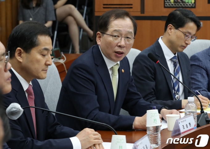 (서울=뉴스1) 송원영 기자 = 조승환 해양수산부 장관이 7일 오전 서울 여의도 국회에서 열린 '선원 일자리 혁신을 위한 민·당·정 협의회'에서 발언을 하고 있다. 2023.7.7/뉴스1 Copyright (C) 뉴스1. All rights reserved. 무단 전재 및 재배포 금지.
