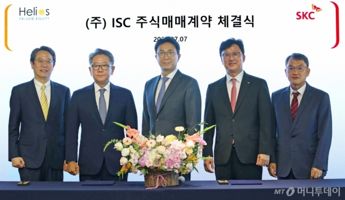 SKC는 반도체 테스트용 솔루션 기업 ISC를 인수한다고 7일 밝혔다. 이날 이날 서울 종로구 SKC 본사에서 열린 주식매매계약 체결식에서 박원철 SKC 사장(가운데)과 현 ISC 최대주주인 헬리오스PE의 전제모 대표(왼쪽 두번째)등 주요 관계자들이 계약서 서명 후 포즈를 취하고 있다. /사진제공=SKC