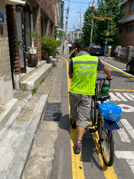 자전거를 끌고 가며 빗물받이를 살피는 동석씨. 대화할 때도, 빠른 걸음으로 지나갈 때도, 하나하나 다 살폈다./사진=남형도 기자