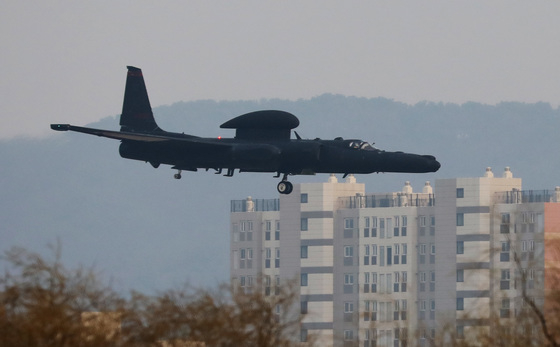 (평택=뉴스1) 김영운 기자 = 북한이 동해상으로 대륙간탄도미사일(ICBM)로 추정되는 장거리 탄도미사일 1발을 발사한 24일 오후 경기 평택 주한미군 오산공군기지에서 U2S 고고도정찰기가 임무를 마치고 착륙하고 있다. 북한의 이날 미사일 발사는 지난?20일 오전 평안남도 숙천에서 서해상으로 방사포 4발을 발사한 지 나흘 만이며 올해 들어선?12번째 무력시위다. 2022.3.24/뉴스1  