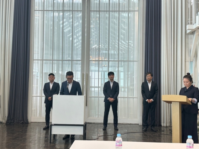 김세연 초록뱀그룹 부회장(왼쪽 두번쨰)이 재발방지 및 경영정상화 방안을 발표하고 있다.
