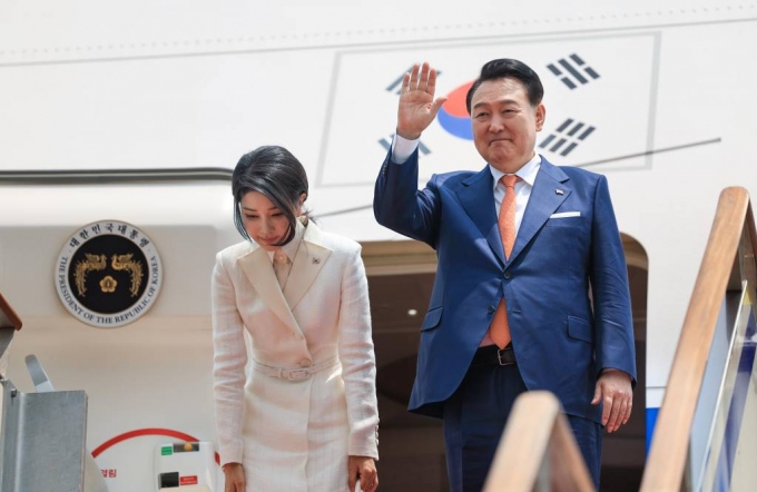 4박 6일 일정으로 리투아니아·폴란드 순방에 나서는 윤석열 대통령과 부인 김건희 여사가 10일 경기도 성남 서울공항에서 공군 1호기에 탑승에 앞서 인사하고 있다. (사진=대통령실 제공) /사진=뉴시스