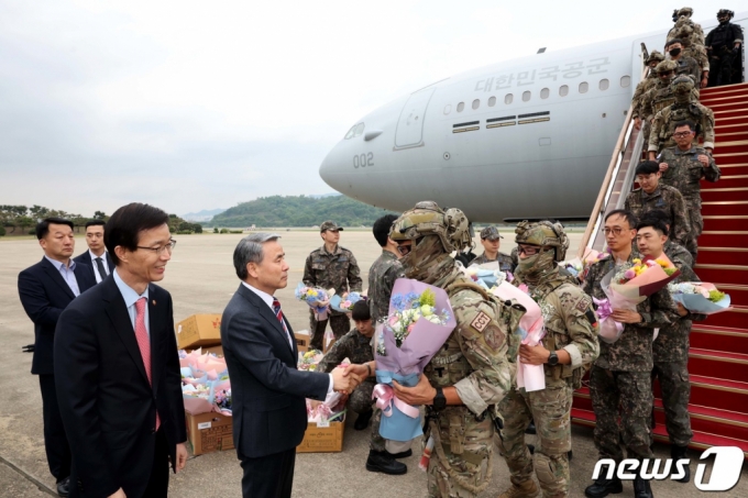 (성남=뉴스1) 사진공동취재단 = 이종섭 국방부 장관이 25일 경기 성남시 서울공항에서 수단 교민 구출을 위한 ‘프라미스(Promise·약속)’ 작전에 참가한 군인들을 격려하고 있다. 2023.4.25/뉴스1  Copyright (C) 뉴스1. All rights reserved. 무단 전재 및 재배포 금지.