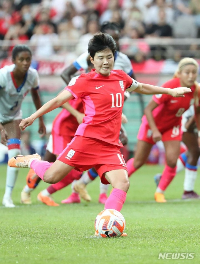 지소연이 지난 8일 서울월드컵경기장에서 열린 한국과 아이티의 여자 축구대표팀 평가전에서 슛을 시도하고 있다. /사진=뉴시스