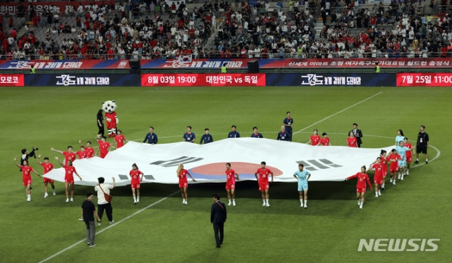 지난 8일 서울월드컵경기장에서 열린 한국 여자 축구대표팀 2023 FIFA 호주 뉴질랜드 여자 월드컵 출정식에서 선수들이 대형 태극기를 들고 관중들에게 인사하고 있다. /사진=뉴시스