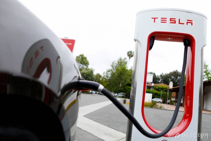 FILE PHOTO: A Tesla super charger is shown at one of the company's charging stations in San Juan Capistrano, California, U.S., May 30, 2018. REUTERS/Mike Blake/File Photo