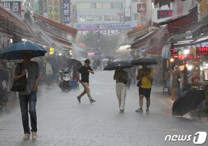 수도권 지역에 호우특보가 내려진 11일 서울 남대문시장에 시민들이 우산을 쓰고 발걸음을 옮기고 있다. 2023.7.11/뉴스1  