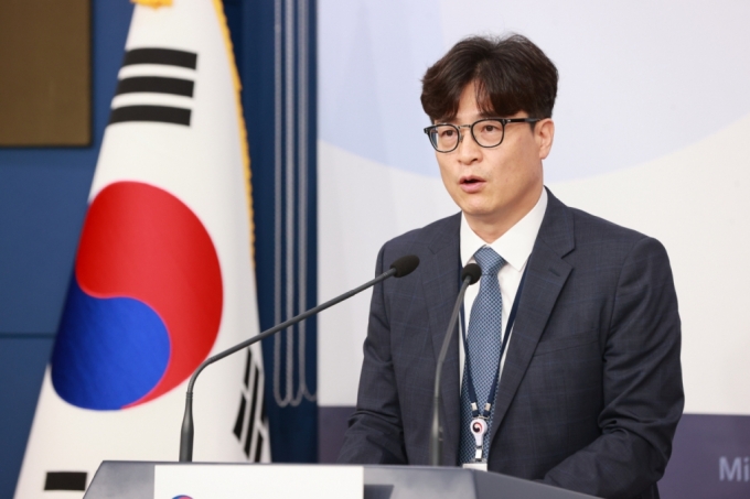 박종찬 중기부 중소기업정책관이 11일 정부서울청사에서 브리핑을 하고 있다./ 사진=중기부 제공