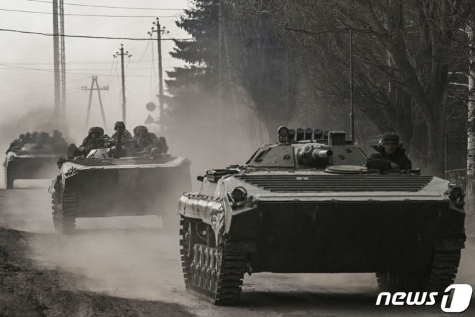 (바흐무트 AFP=뉴스1) 우동명 기자 = 22일(현지시간) 우크라이나 바흐무트에서 병사들이 러시아 군을 향해 BMP 보병 전투 차량을 이동하고 있다.   ⓒ AFP=뉴스1  Copyright (C) 뉴스1. All rights reserved. 무단 전재 및 재배포 금지.