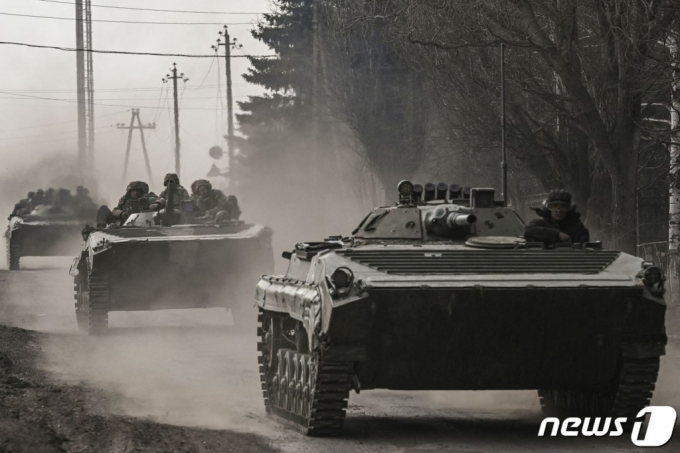 (바흐무트 AFP=뉴스1) 우동명 기자 = 22일(현지시간) 우크라이나 바흐무트에서 병사들이 러시아 군을 향해 BMP 보병 전투 차량을 이동하고 있다. ⓒ AFP=뉴스1 Copyright (C) 뉴스1. All rights reserved. 무단 전재 및 재배포 금지.
