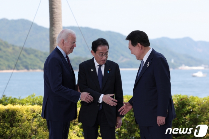 (서울=뉴스1) 오대일 기자 = 윤석열 대통령과 조 바이든 미국 대통령, 기시다 후미오 일본 총리가 21일 히로시마 G7 정상회의장인 그랜드 프린스 호텔에서 열린 한미일 정상회담에서 악수를 나누고 있다. (대통령실 제공) 2023.5.21/뉴스1 Copyright (C) 뉴스1. All rights reserved. 무단 전재 및 재배포 금지.